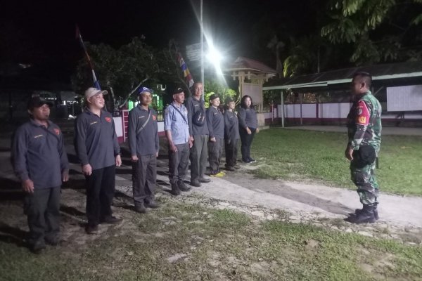 Babinsa mendampingi apel Satlinmas dan monitoring wilayah Kecamatan Singkawang Timur