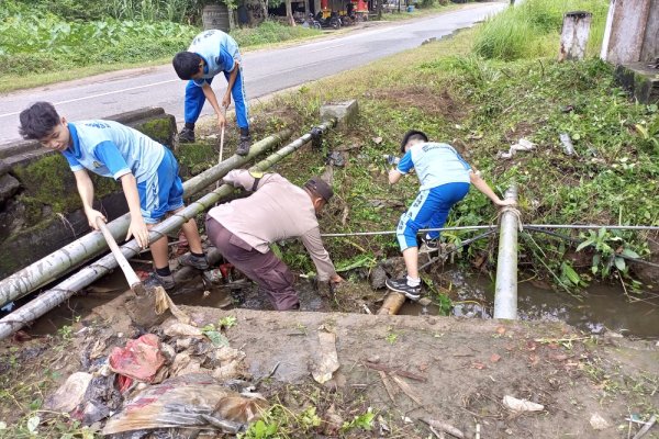 Gotong royong siswa SMP membersihkan parit di Singkawang Timur