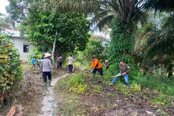 Gotong royong warga Kecamatan Singkawang Timur membersihkan lingkungan