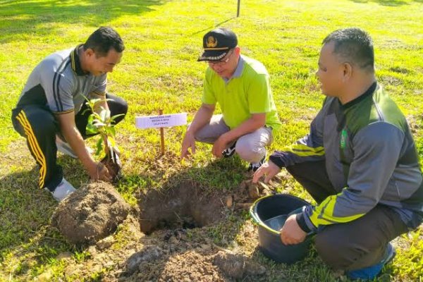 Kegiatan menanam pohon bersama Kapolsek Singkawang Timur